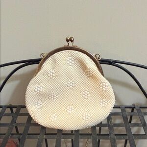 Vintage 1940’s beaded purse with gold kiss lock with chain. 7x7 drop 13